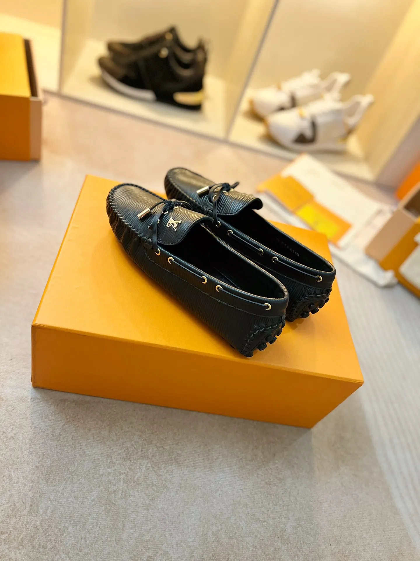 p460💰Couple model❤️🇫🇷 𝙇𝙤𝙪𝙞𝙨 𝙑𝙪𝙞𝙩𝙩𝙤𝙣 🇫🇷Louis Vuitton 2023 Classic𝓛𝓿 𝓣𝓻𝓪𝓲𝓷𝓮𝓻 Sports Series ➪➪➪¯ [Arizona Doudou Shoes Series] ▪️▪️▪️Arizona slip-on shoes are made of Monogram Eclipse canvas. Its hand-painted and dyed edges and hand-sewn uppers fully demonstrate Louis Vuitton's traditional shoemaking craftsmanship. This slip-on shoe is very lightweight. The integrated tongue and upper make it particularly comfortable and flexible. The soft outsole is equipped with rubber padding. Decorated with matching sash. Detailed features: ☑️Monogram Eclipse canvas ☑️Black Eclipse pattern ☑️Hand-painted shoe edges ☑️Hand-sewn uppers (each pair takes time to process) ☑️Integrated tongue and upper construction ☑️Outsole equipped with rubber lining ☑️size: 35_46